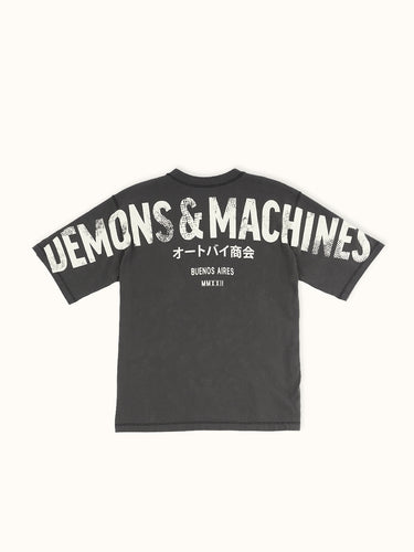 Remera Demons & Machines manga corta calce relaxed, con hombro caído, confeccionada en Jersey 16/1 de algodón peinado. Cuello aplicado con tejido ribb al tono. Terminaciones de sisas, mangas y ruedo con bordador. Estampa marcaria en espalda abarcando de manga a manga, con serigrafía en tinta al agua y efecto gastado. Suavizado sobre prenda terminada, dandole un look gastado imperfecto a la tela y a la estampa. #color_negro