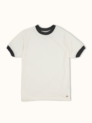Remera deportiva Demons & Machines, 100% algodón premium con cuello y puños combinados a contra tono con diseño moderno, bordado inferior de logo y ajuste cómodo para entrenamiento. #color_negro