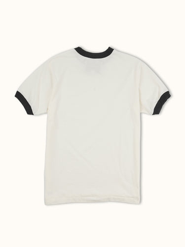 Remera deportiva Demons & Machines, 100% algodón premium con cuello y puños combinados a contra tono con diseño moderno, bordado inferior de logo y ajuste cómodo para entrenamiento. #color_negro