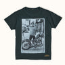 Remera DEMONS & MACHINES Chase de manga corta, en colaboración con el fotógrafo Pablo Franco con diseño gráfico en el frente, 100% algodón premium y cuello redondo.