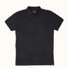 Remera polo de manga corta Demons & Machines, 100% algodón premium, con diseño clásico, bordado en el pecho y cuello abotonado. #color_negro