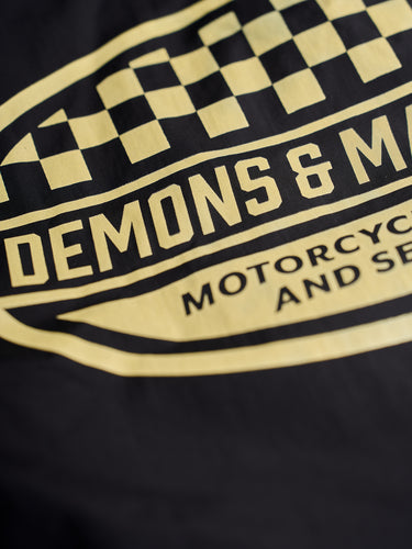 Abrigo rompeviento Nashville de Demons & Machines, confeccionado en poliamida impermeable. De calce recto y cuello camisero.