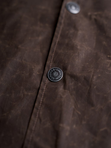 Abrigo rompeviento Nashville Wax de Demons & Machines con diseño resistente al viento. #color_marr-n