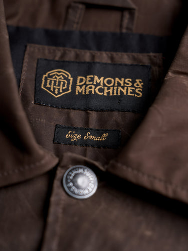 Abrigo rompeviento Nashville Wax de Demons & Machines con diseño resistente al viento. #color_marr-n