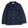 Saco sastrero calce blazer, confeccionado en gabardina de algodón rayado para un look descontracturado, con cuello solapa y 3 botones jeaneros al frente. 