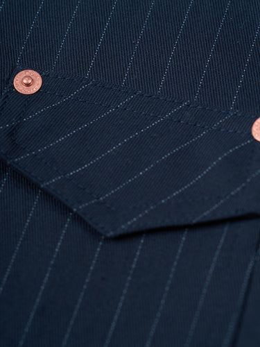 Saco sastrero calce blazer, confeccionado en gabardina de algodón rayado para un look descontracturado, con cuello solapa y 3 botones jeaneros al frente. 