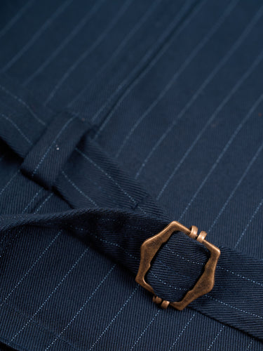 Chaleco sastrero DEMONS & MACHINES confeccionado en gabardina de algodón rayado para un look descontracturado, con 5 botones jeaneros al frente.