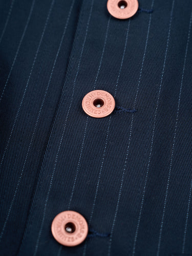 Chaleco sastrero DEMONS & MACHINES confeccionado en gabardina de algodón rayado para un look descontracturado, con 5 botones jeaneros al frente.