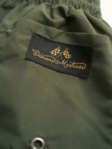 Short de Baño Chain verde, detalle de la etiqueta bordada del bolsillo trasero. #color_verde