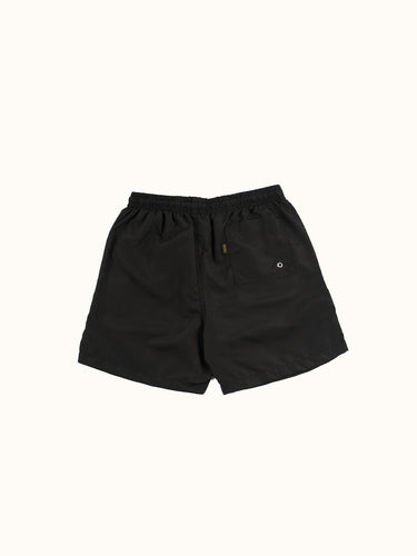 Short de baño Demons & Machines confeccionado en microfibra mate. Bolsillos laterales, cintura elastizada con cordón ajustable y logo bordado al tono. #color_negro