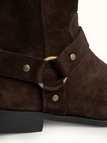 Botas negras Clark de Demons & Machines, calzado de estilo robusto con diseño moderno y detalles en cuero genuino. #color_marr-n