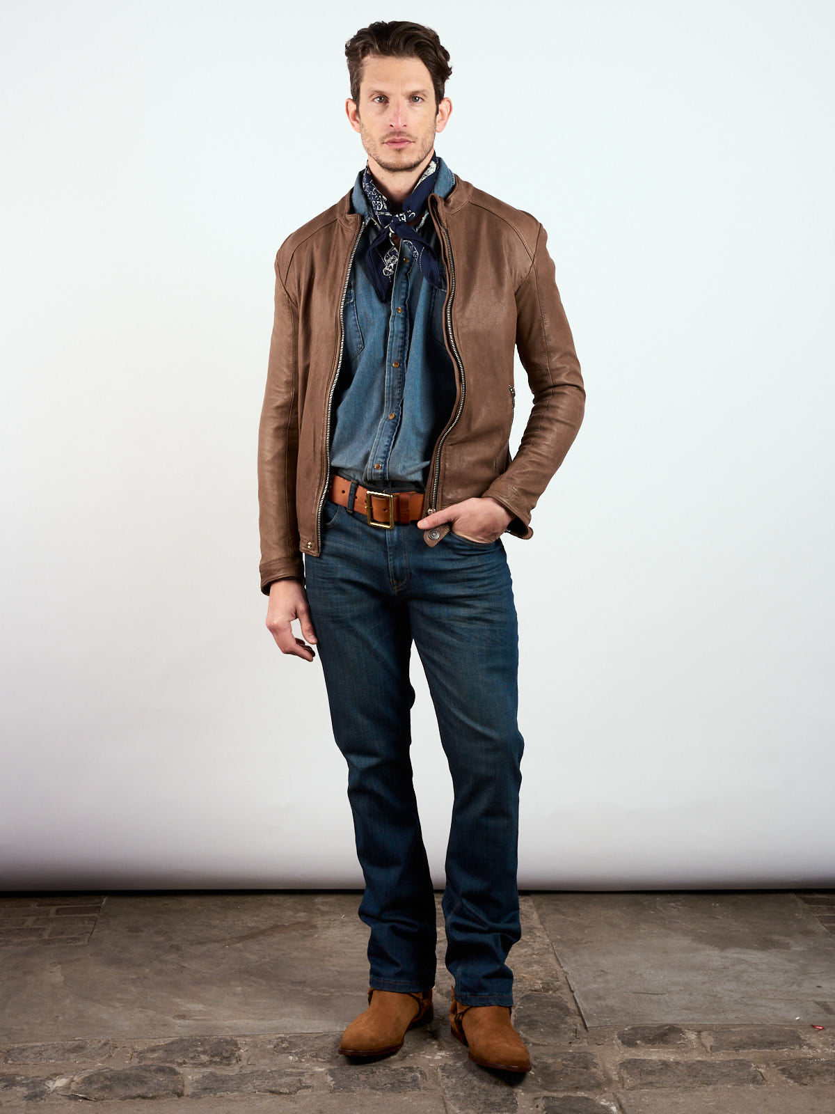 Bota Clark suela puesta, cuerpo entero con jean azul, campera de cuero marrón y bandana #color_suela