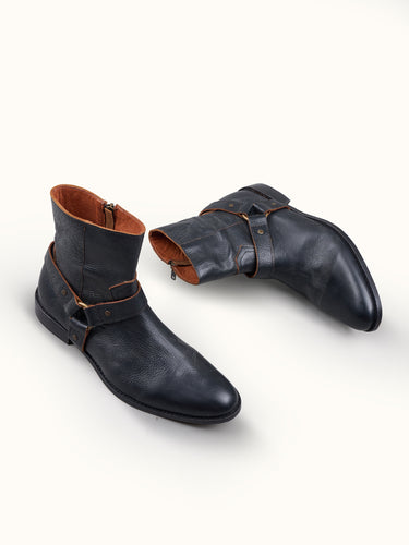 Botas negras Clark de Demons & Machines, calzado de estilo robusto con diseño moderno y detalles en cuero genuino. #color_negro