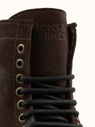 Borcego Dawson de Demons & Machines, calzado de cuero con suela visible en vista lateral y detalles en acabado desgastado. #color_chocolate