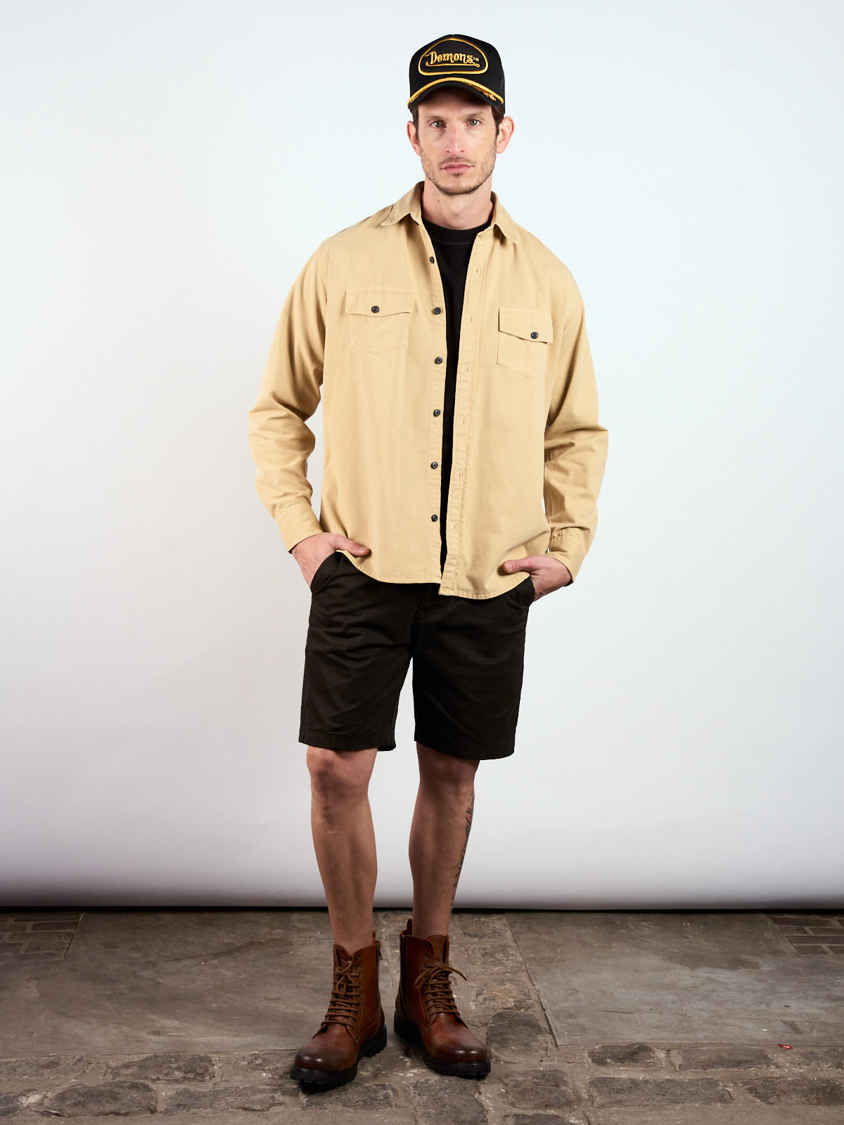 Borcego Los Angeles suela puesto, cuerpo entero con camisa camel, bermuda negra y gorra #color_suela