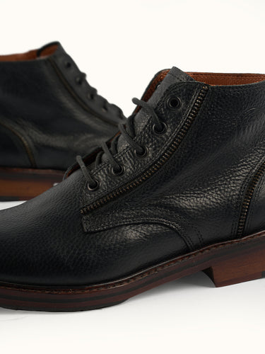 Botinetas Demons & Machines Drake, calzado de estilo robusto con detalles de cierres en la vista lateral. #color_negro