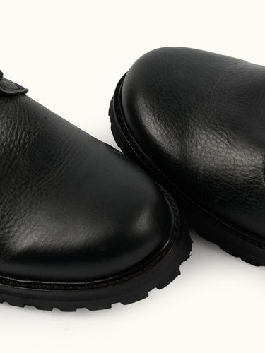 Borcego Alaska de Demons & Machines, calzado robusto de cuero negro con detalles de costura y suela resistente.