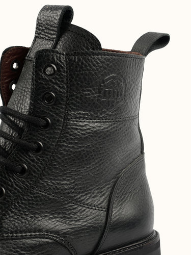 Borcego Alaska de Demons & Machines, calzado robusto de cuero negro con detalles de costura y suela resistente.