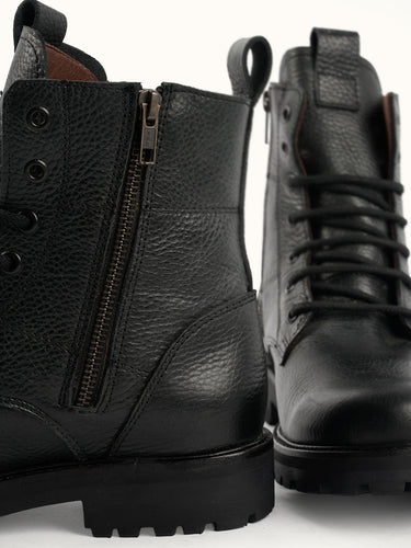 Borcego Alaska de Demons & Machines, calzado robusto de cuero negro con detalles de costura y suela resistente.