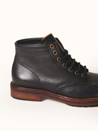 Prison Boot negra cuero lateral detalle - Demons & Machines
