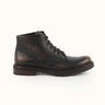 Botas de calzado negro PRISON BOOT de la marca DEMONS & MACHINES, vista frontal con detalles de diseño robusto.