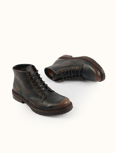 Botas de calzado Prison de la marca Demons & Machines en color negro, vista lateral del diseño robusto y estilo urbano.
