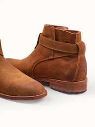 Botas Saint Louis Demons & Machines de cuero con diseño elegante, vista lateral del calzado en color oscuro.