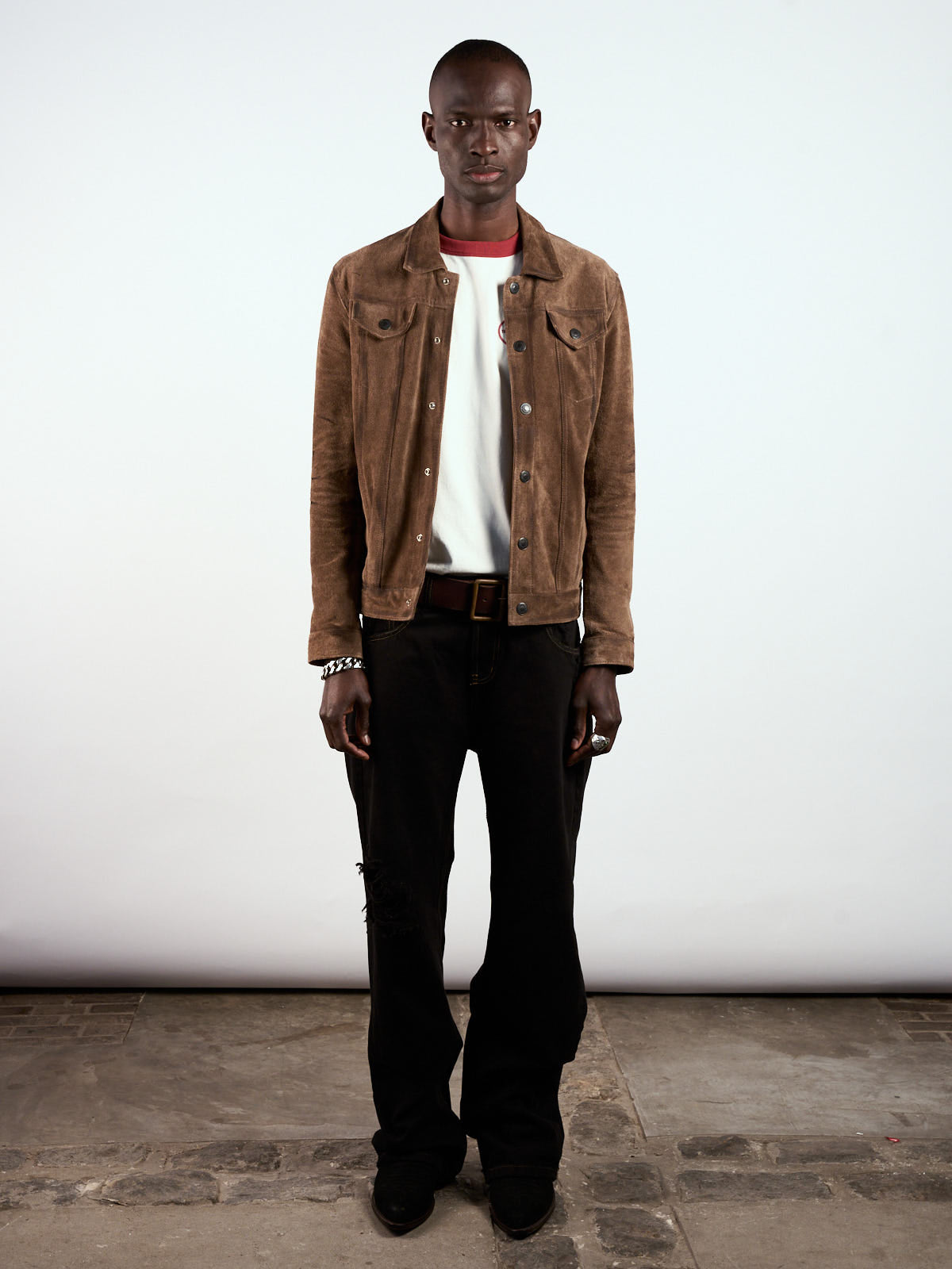 Bota Texana Dallas negra puesta, cuerpo entero con campera de gamuza, remera blanca y jean negro #color_negro