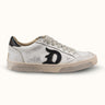Zapatilla Denver Baja Demons & Machines en color blanco, vista lateral de calzado deportivo con suela gruesa y diseño moderno. #color_blanco