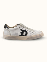 Zapatilla Denver Baja Demons & Machines en color blanco, vista lateral de calzado deportivo con suela gruesa y diseño moderno. #color_blanco