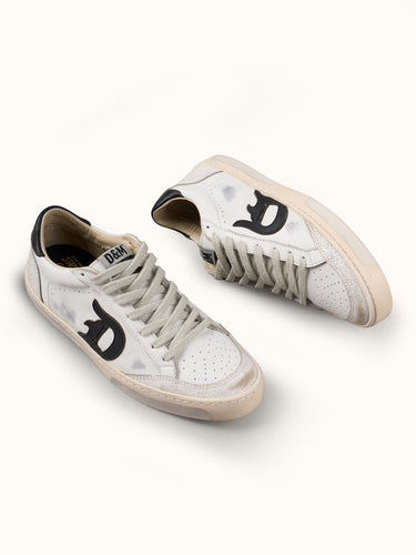 Zapatilla Denver Baja de Demons & Machines,  vista lateral del calzado de estilo casual y cómodo. #color_blanco