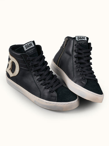 Zapatillas Denver Alta de la marca Demons & Machines en color negro, calzado deportivo con diseño moderno, vista lateral. #color_negro