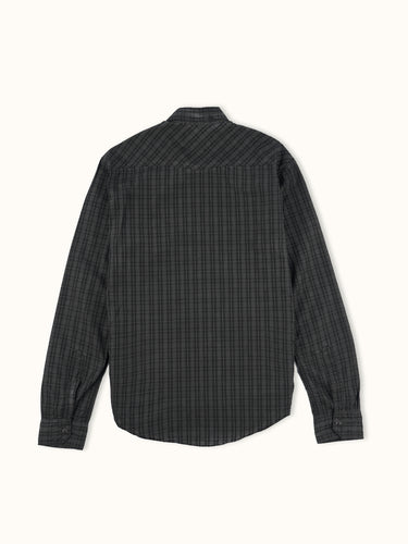 Camisa de Demons & Machines confeccionada en poplin de algodón escocés con proceso de engrasado sobre prenda terminada. Broches perla negros en cartera y cuello. Bolsillos plaqué con tapa al frente.