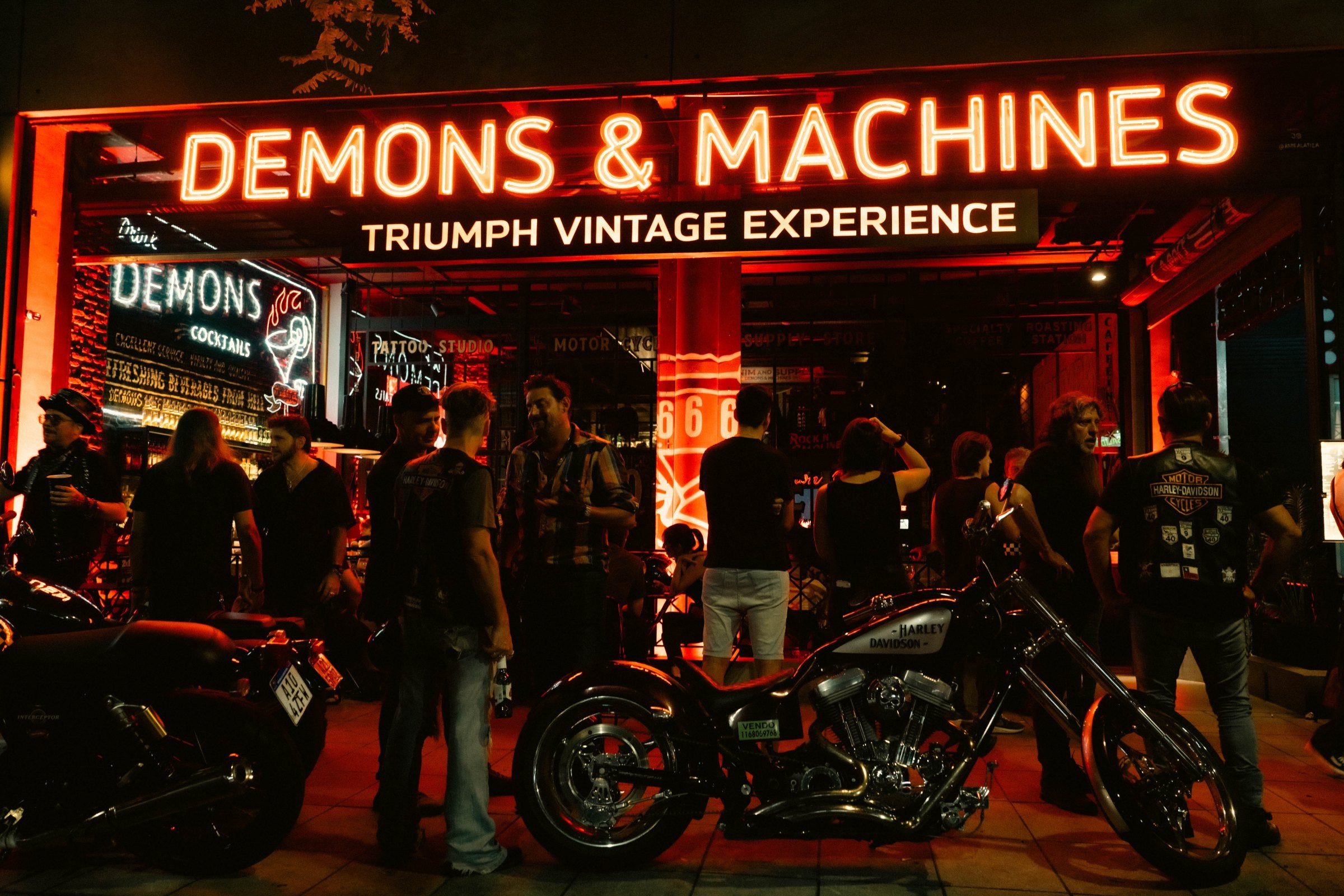 Fachada de Demons & Machines Martínez de noche con motos
