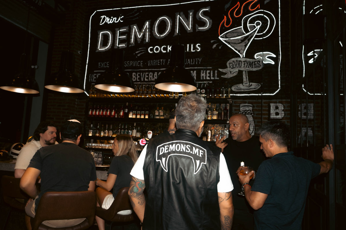 Barra de Demons Cafe Martínez de noche