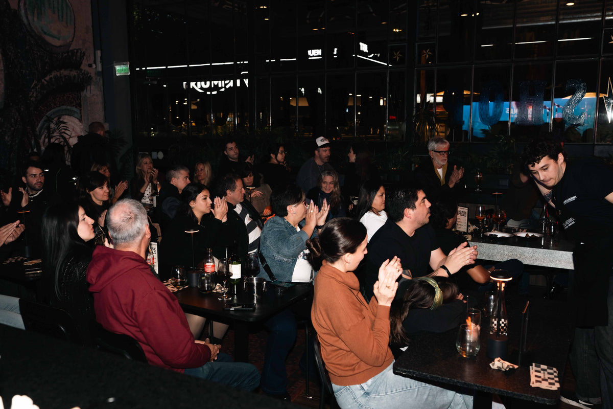 Salón lleno en Demons Cafe Martínez