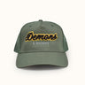 Gorra Demons & Machines estilo trucker con bordado en la frente y malla de nylon en la parte trasera. Talle único, cierre ajustable.  #color_verde