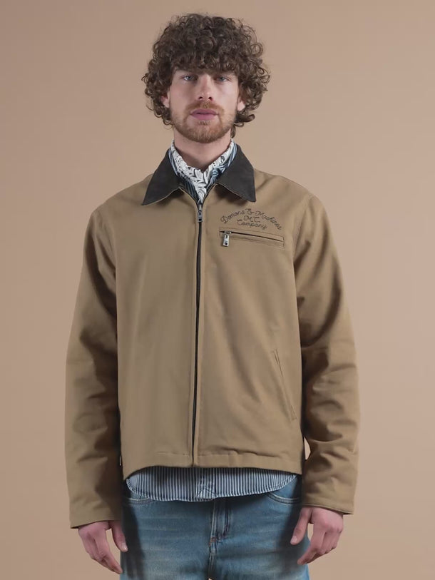 Campera worker de Demons & Machines, de corte regular e inspirada en una clásica chaqueta de trabajo. #color_camel