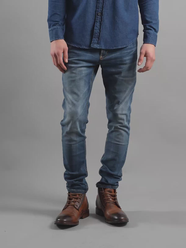 Jean de Demons & Machines de calce skinny confeccionado en denim elastizado importado de Turquía. Este fit es de tiro medio y queda entallado en piernas, acompañando el cuerpo sin pegarse excesivamente. La tela base, tejida en Turquía, es un gran diferencial en este modelo aportando comodidad, alta elasticidad y un tacto único. Lavado azul claro con gastado acentuado a la altura de las rodillas y bigoteado con láser al frente.