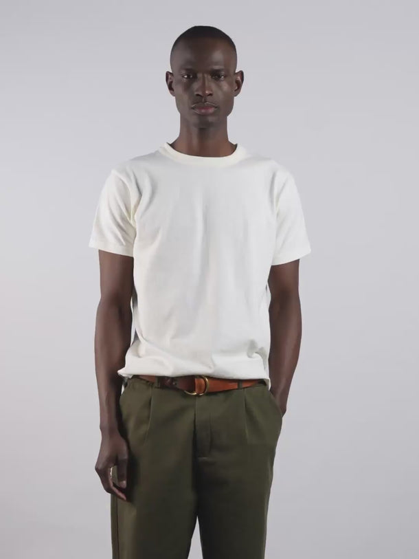 Remera slim Demons & Machines, 100% algodón pesado premium, con bordado inferior de marca, tela suave y ajustada para estilo casual. #color_crudo