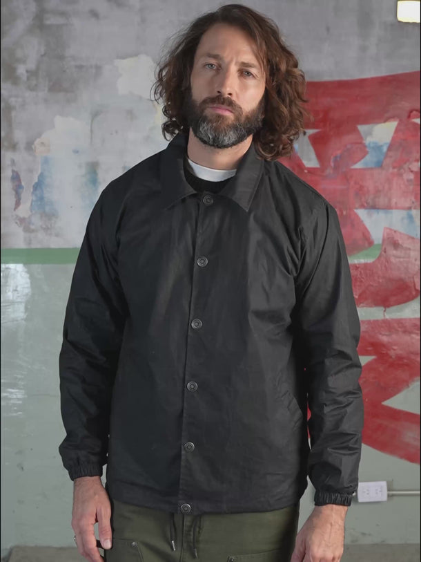 Abrigo rompeviento Nashville Wax de Demons & Machines con diseño resistente al viento. #color_negro