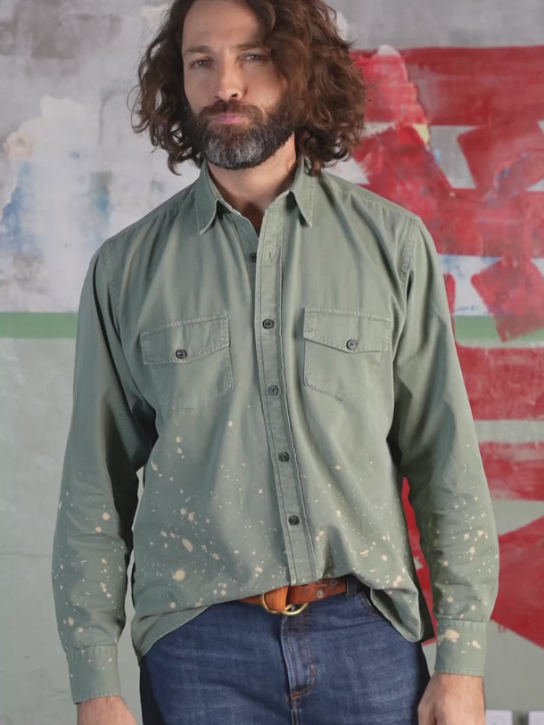 Camisa Greenville Worker de Demons & Machines, de calce slim forma parte de una edición limitada por su proceso artesanal de teñido, con manchas de permanganato localizadas un look worker único y diferenciado donde ninguna prenda es exactamente igual a la otra. #color_verde
