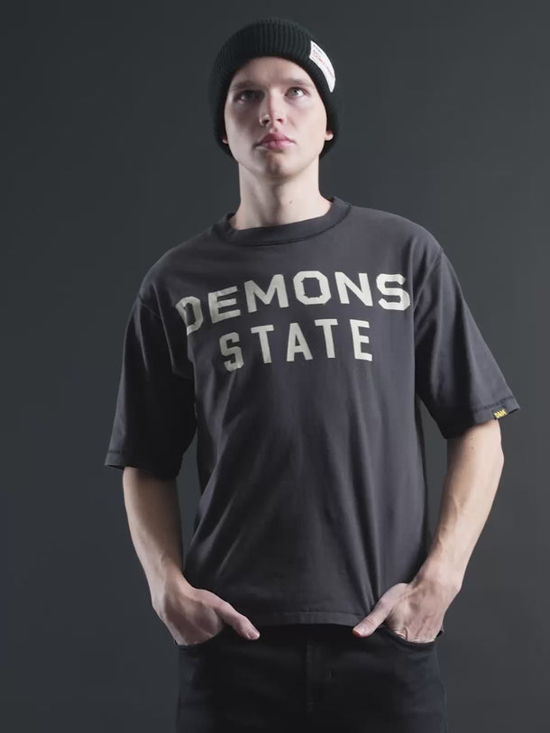 Remera Demons & Machines manga corta calce relaxed, con hombro caído, confeccionada en Jersey de algodón peinado. Estampa al frente con corrosión y roturas localizadas. Stone wash sobre prenda terminada, dandole un look gastado imperfecto a la tela y a la estampa. #color_negro