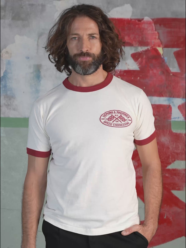 Remera deportiva Demons & Machines Speed, 100% algodón premium con cuello y puños combinados a contra tono con diseño moderno, estampa puff y ajuste cómodo para entrenamiento. #color_ladrillo