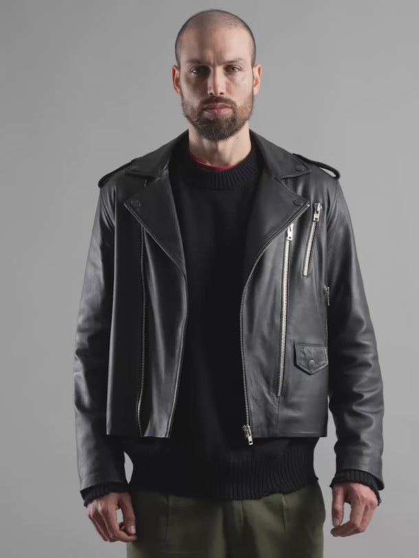 Campera cruzada de Demons & Machines estilo biker confeccionada en cuero de oveja. Calce slim, 4 bolsillos al frente y broches suizos marcarios en baño negro empavonado. Forrería en poplín de algodón estampado en cuerpo . El corte y confección de cada una de nuestras camperas de cuero se lleva a cabo de manera artesanal y personalizada. Las producciones son limitadas.