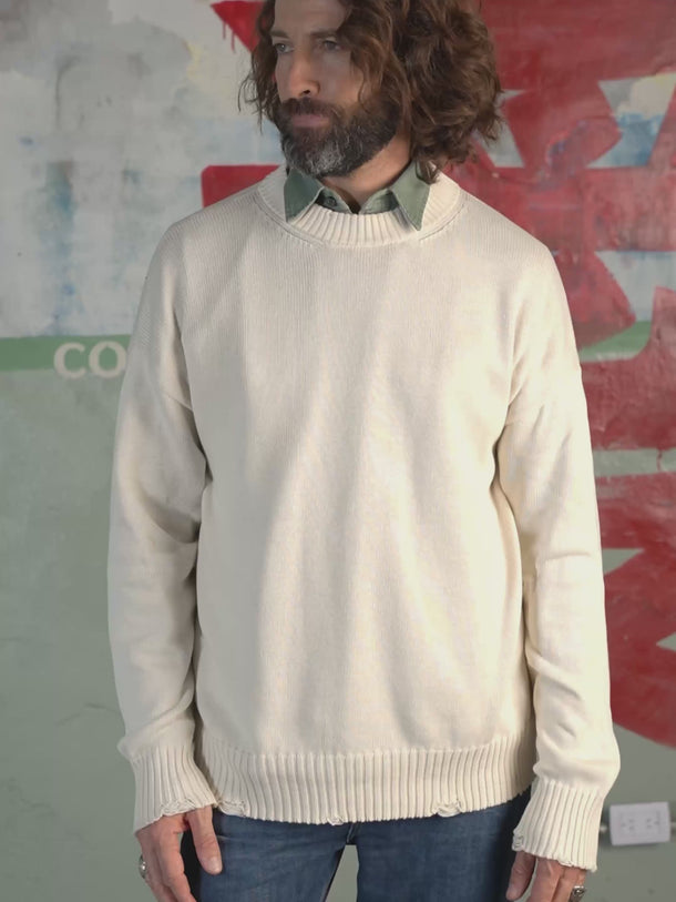 Sweater Demons & Machines de calce regular, tejido en hilado de puro algodón, con roturas localizadas. Proceso acid wash sobre prenda terminada, dandole un look gastado imperfecto. #color_crudo