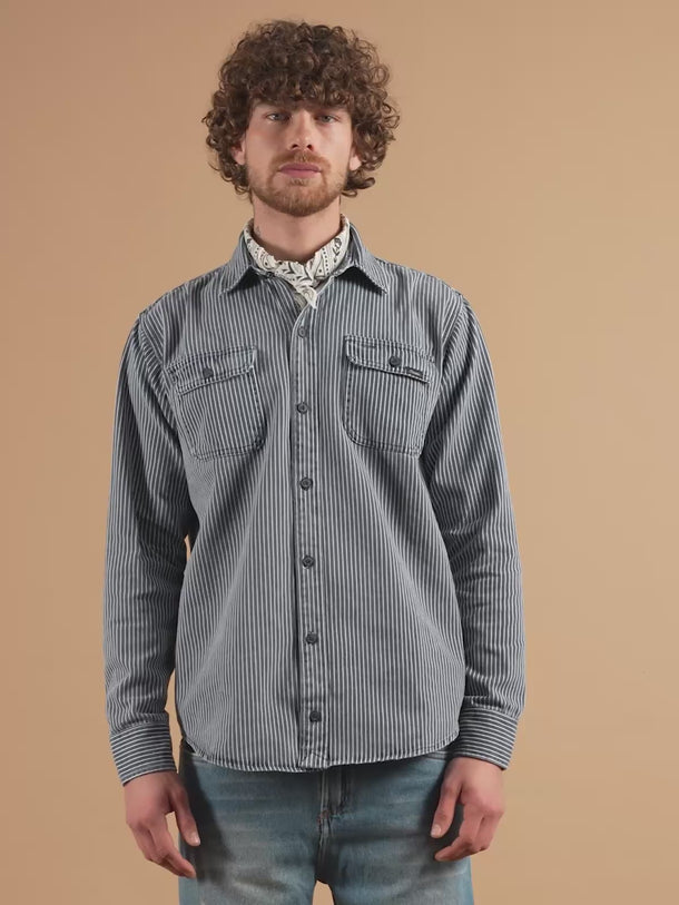 Camisa Dayton de Demons & Machines,  con diseño de manga larga y cuello clásico.