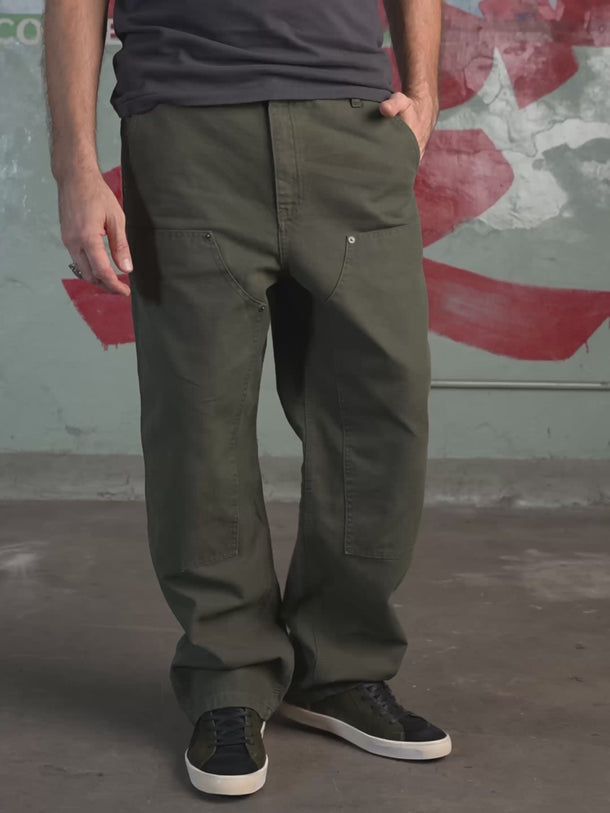Pantalón Demons & Machines modelo carpintero confeccionado en canvas pesado de algodón. Calce relajado en cadera con una apertura de pierna recta y cómoda. Rodillas doble capa de tela, pasacintos resistentes y bolsillos traseros reforzados. Cuenta con múltiples bolsillos para herramientas y artículos diversos, además de presilla para martillo en la pierna izquierda. #color_verde