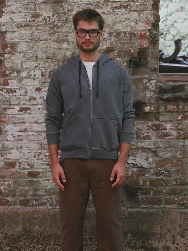 Campera Prescott Bordada confeccionada en frisa de algodón de buen peso, ideal para alto invierno, estilo casual y moderno.  - Video - Demons & Machines #color_gris