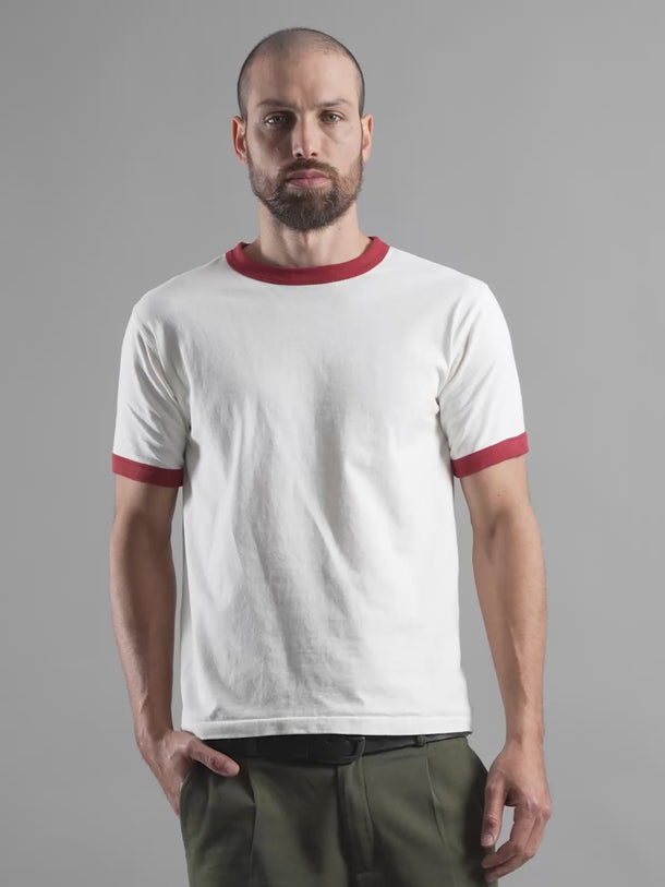 Remera deportiva Demons & Machines, 100% algodón premium con cuello y puños combinados a contra tono con diseño moderno, bordado inferior de logo y ajuste cómodo para entrenamiento. #color_ladrillo